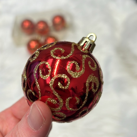 ๐ Must Bundle ๐ Red and Gold Holiday Ornaments (Set of 6) - Picture 9 of 10